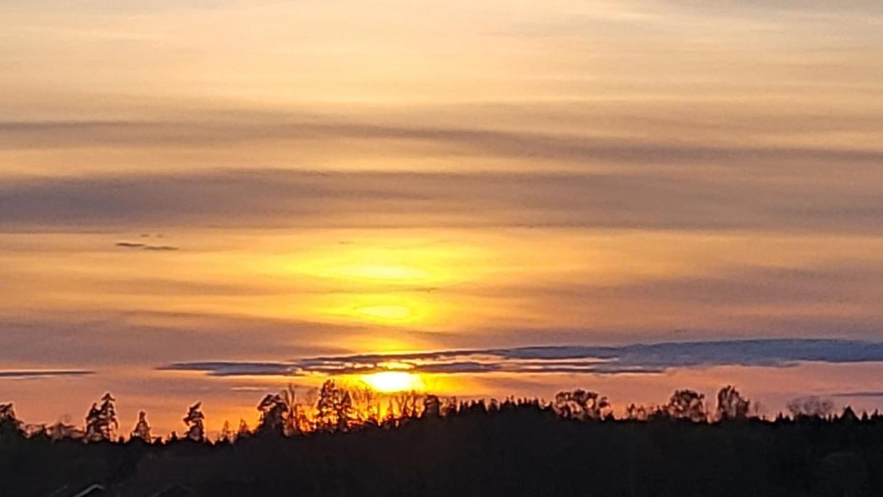 Tanten I Tumbo Hus Pa Landet Med Utsikt Kvicksund Kültér fotó