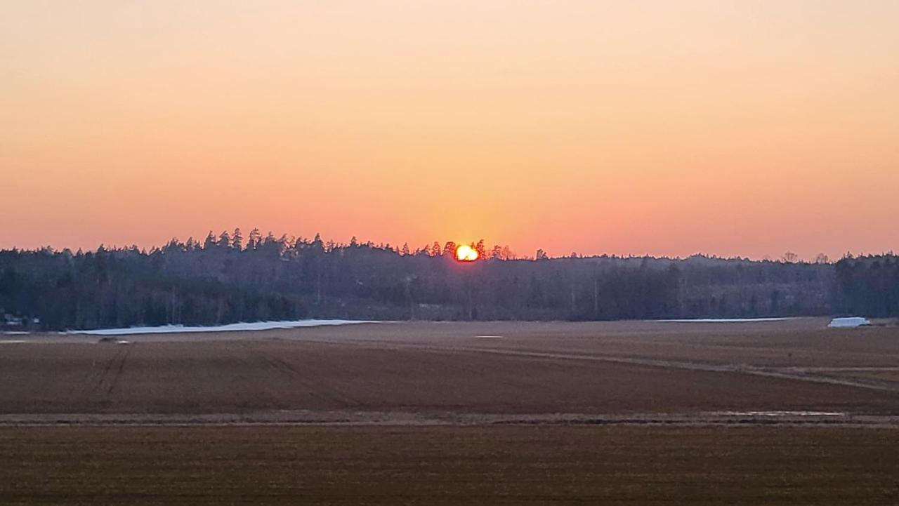 Tanten I Tumbo Hus Pa Landet Med Utsikt Kvicksund Kültér fotó