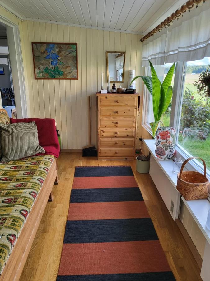 Tanten I Tumbo Hus Pa Landet Med Utsikt Kvicksund Kültér fotó